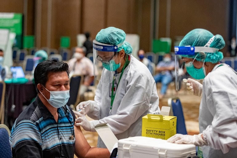 Chương trình tiêm chủng đại trà của Indonesia đã bắt đầu vào tháng 1 và hiện đang chuyển sang giai đoạn thứ hai. Ảnh: EPA.