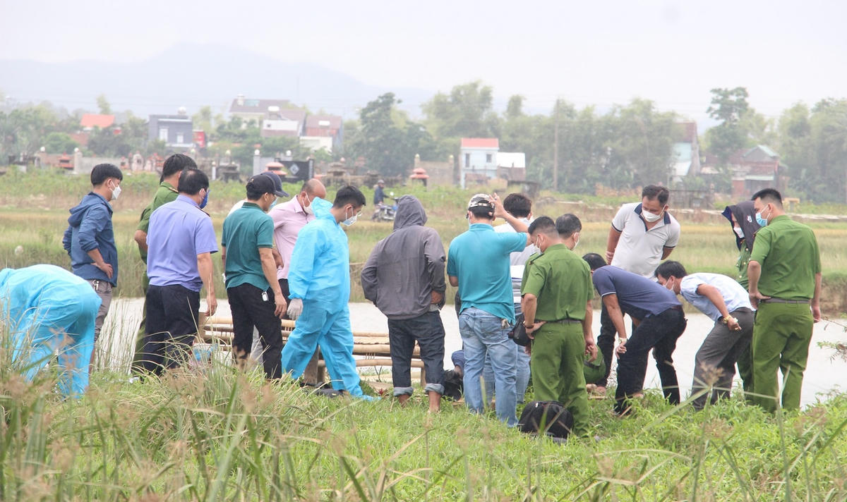 Lực lượng Công an đang khám nghiệm tử thi.