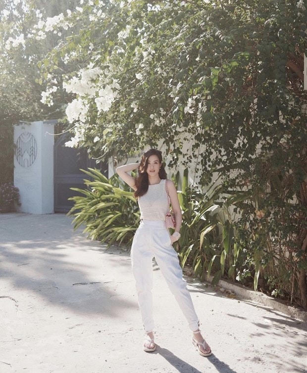 Ca sỹ Đông Nhi trẻ trung với áo ren kết hợp quần baggy.