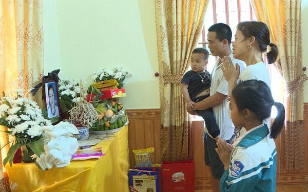 Người thân đau xót trước vong linh em Huyền