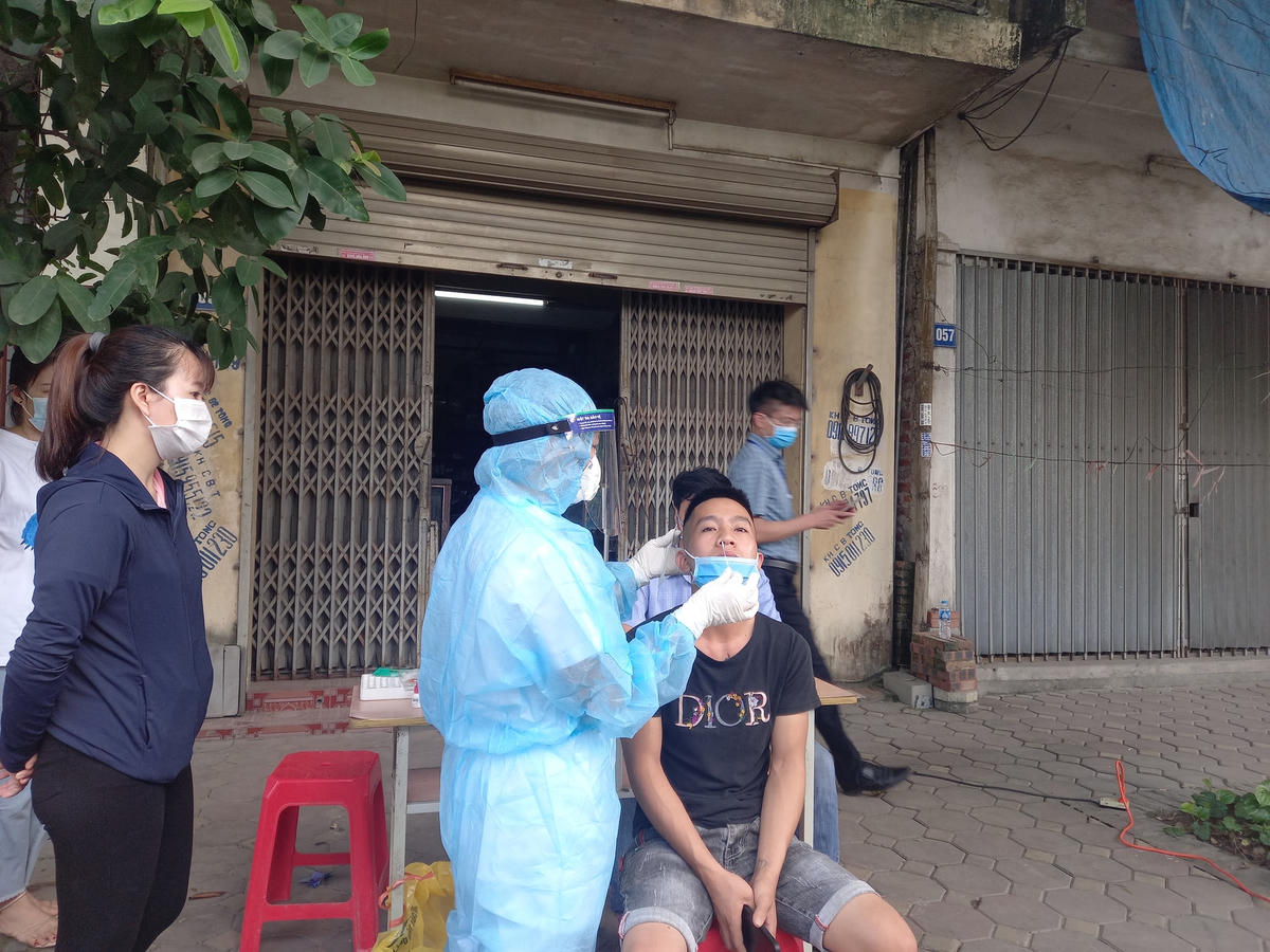 Trong quá trình kiểm tra đã phát hiện một trường hợp có thận nhiệt cao hơn bình thường, ngay lập tức cán bộ y tế đã thông báo tới Trung tâm Y tế Huyện Gia Lâm. Đồng thời tiến hành lấy mẫu test nhanh Covid-19.