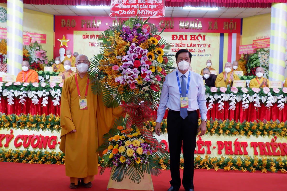 Ông Phạm Văn Hiểu, Phó Bí thư Thường trực Thành uỷ, Chủ tịch HĐND TP Cần Thơ tặng hoa chúc mừng đại hội.