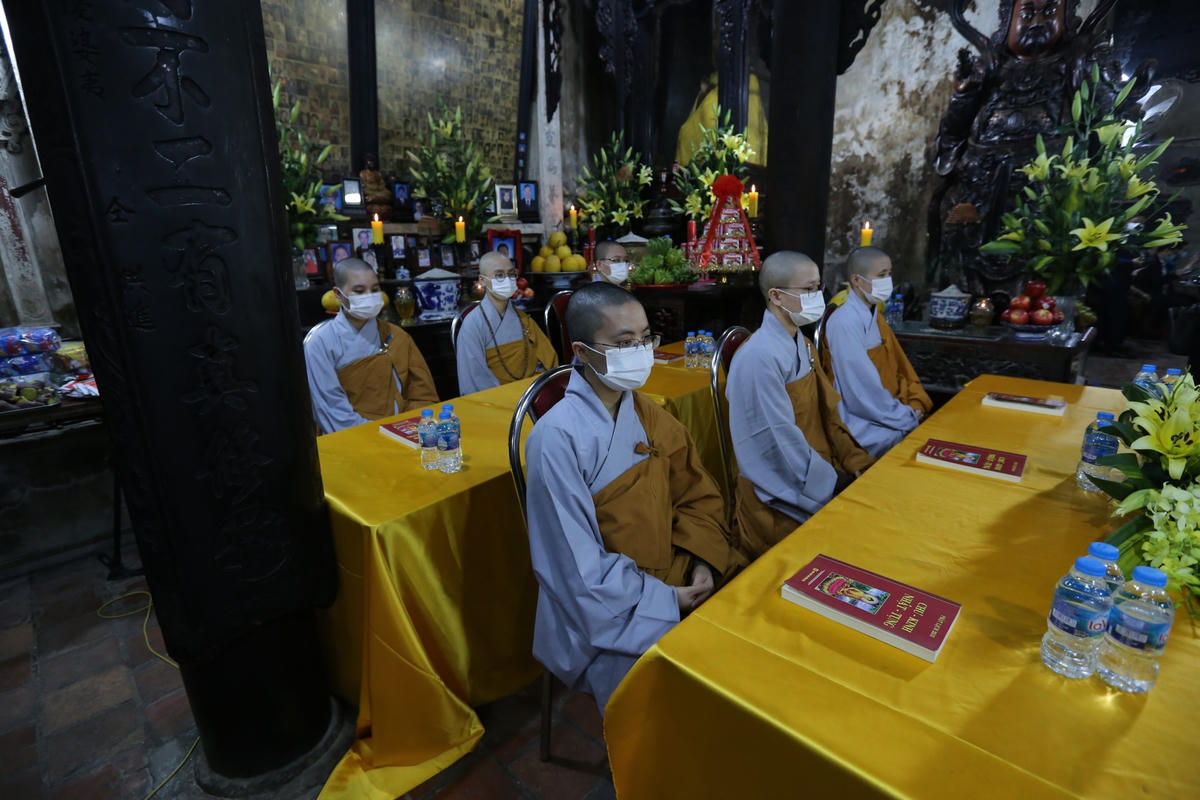 Nghi lễ cầu an tại chùa Phúc Khánh chỉ có sự ttham gia của 10 vị Tăng, Ni cùng 5 Phật tử.