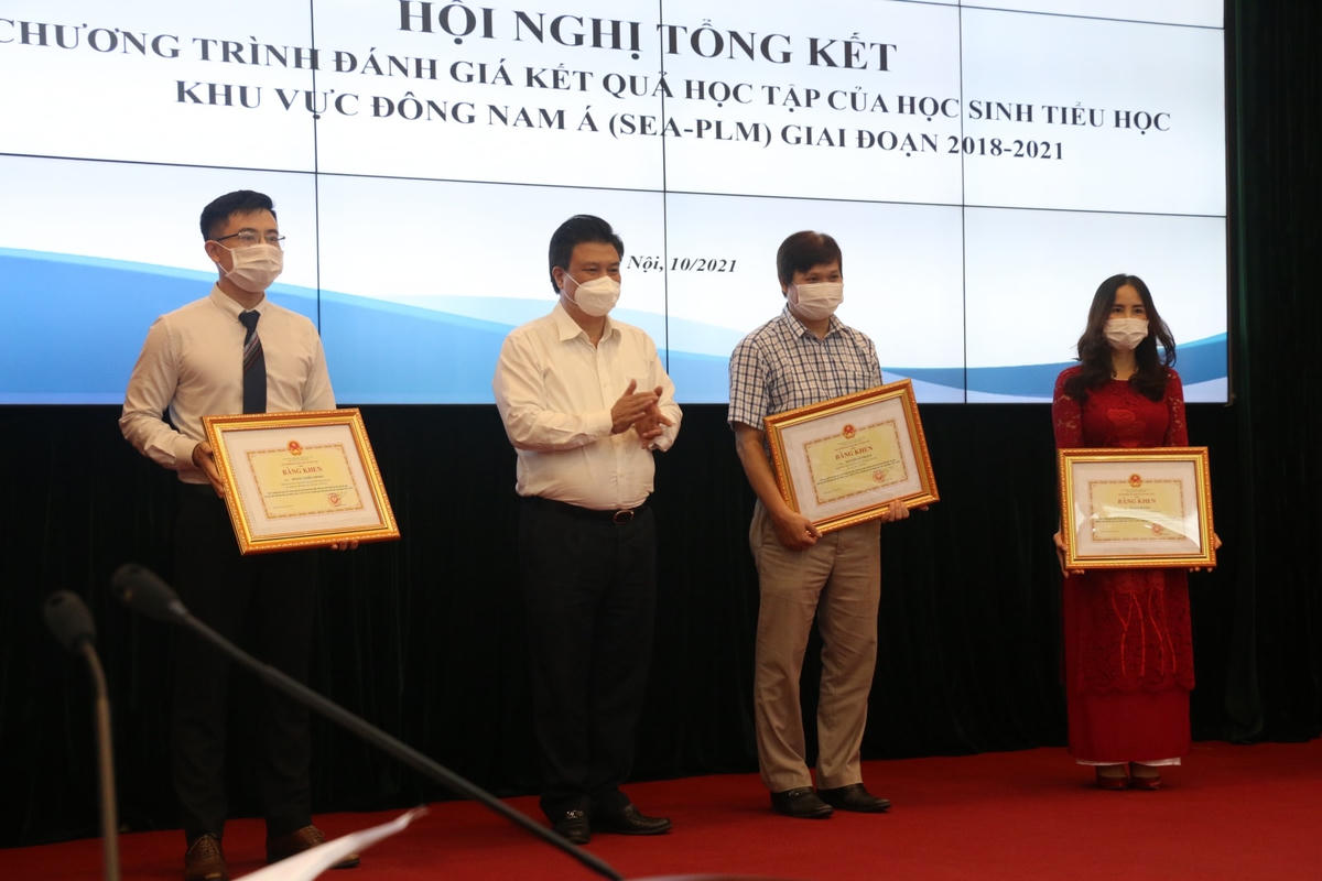 Thứ trưởng Bộ GDĐT Nguyễn Hữu Độ trao Bằng khen cho các cá nhân có thành tích xuất sắc.