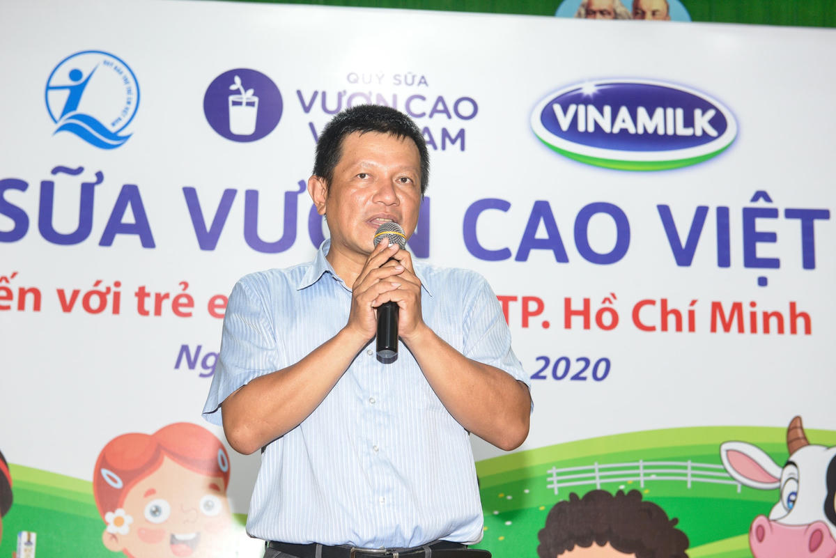 Ông Chung Hùng Bang – Phó Trưởng phòng Chăm sóc Bảo vệ Trẻ em và Bình đẳng giới, Sở Lao động Thương binh và Xã hội TP HCM cho biết: “Đã có rất nhiều trẻ em khó khăn tại TP HCM đã được thụ hưởng sữa của chương trình Quỹ sữa Vươn cao Việt Nam 13 năm nay, ngay từ những ngày đầu tiên Quỹ sữa mới được thành lập. Chúng tôi đánh giá, chương trình Quỹ sữa Vươn cao Việt Nam chứa đựng nhiều ý nghĩa nhân văn sâu sắc vì không chỉ góp phần cải thiện điều kiện dinh dưỡng, phát triển các tiềm năng về thể chất và trí tuệ, mà còn nâng cao nhận thức và sự quan tâm của xã hội đối với sự phát triển của các em - những chủ nhân tương lai của đất nước”.