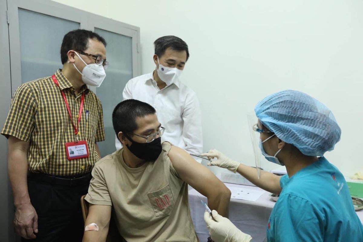 GS.TS Tạ Thành Văn và GS.TS Trần Văn Thuấn chứng kiến mũi tiêm thử nghiệm cho tình nguyện viên đầu tiên. Ảnh: Nguyễn Quyết.