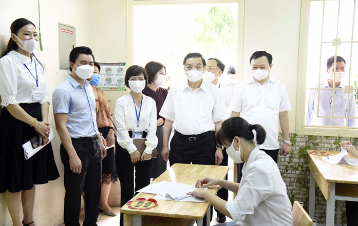 Chủ tịch UBND TP Chu Ngọc Anh kiểm tra tại điểm thi Trường THCS Bế Văn Đàn, quận Đống Đa.