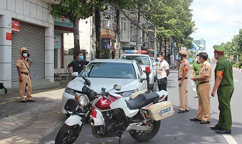 Tú và Hùng (áo trắng, áo đen) đứng bên chiếc xe vi phạm. Ảnh: CTV.