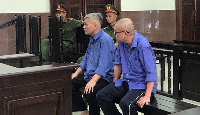 Tử tù Vũ Quốc Hảo và Đặng Văn Hai tại tòa.  