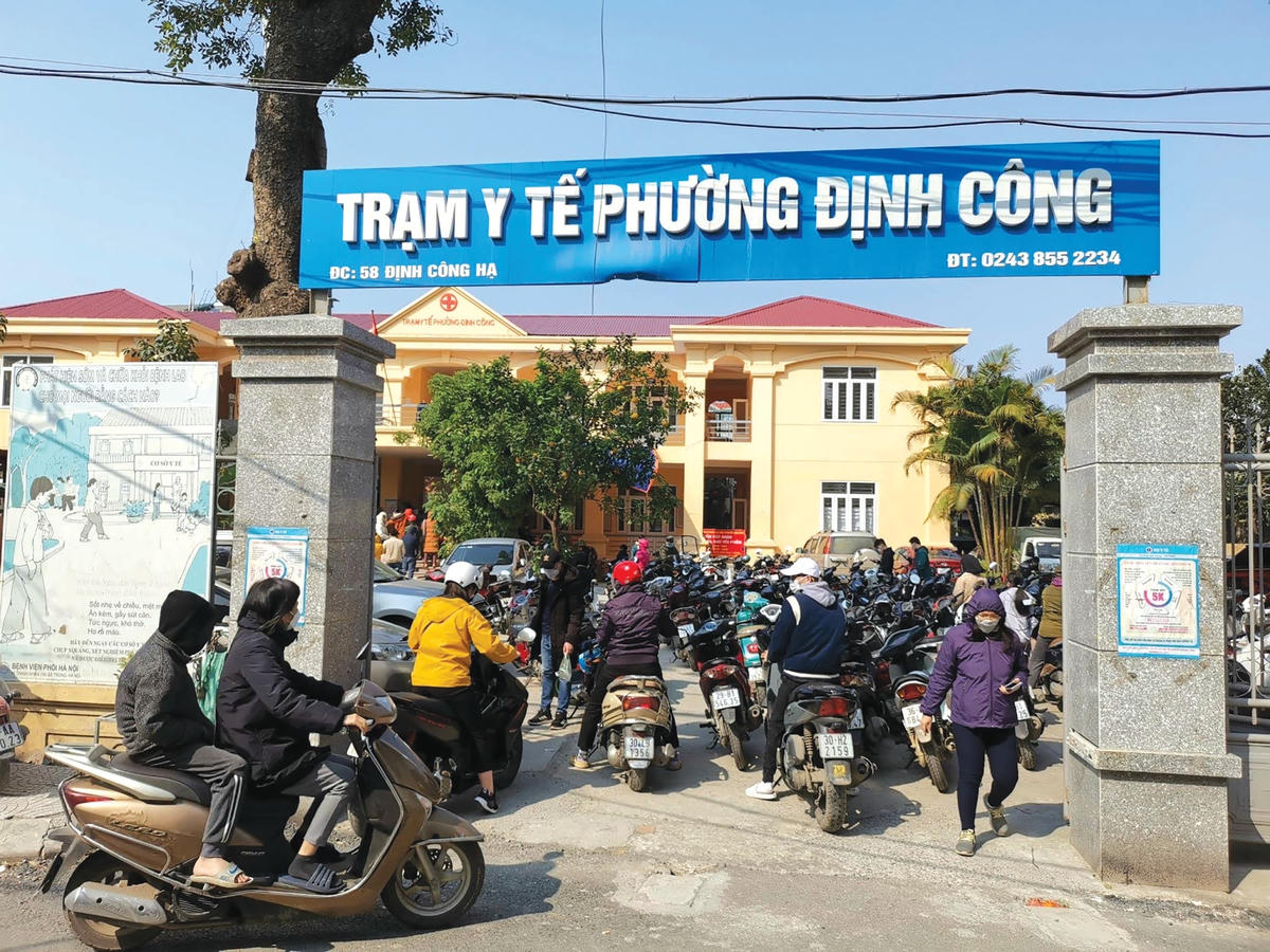 Trái ngược với sự vắng vẻ của hàng quán, các trạm y tế phường đông nghịt người đến làm thủ tục chứng nhận F0.Ảnh: Quang Vinh
