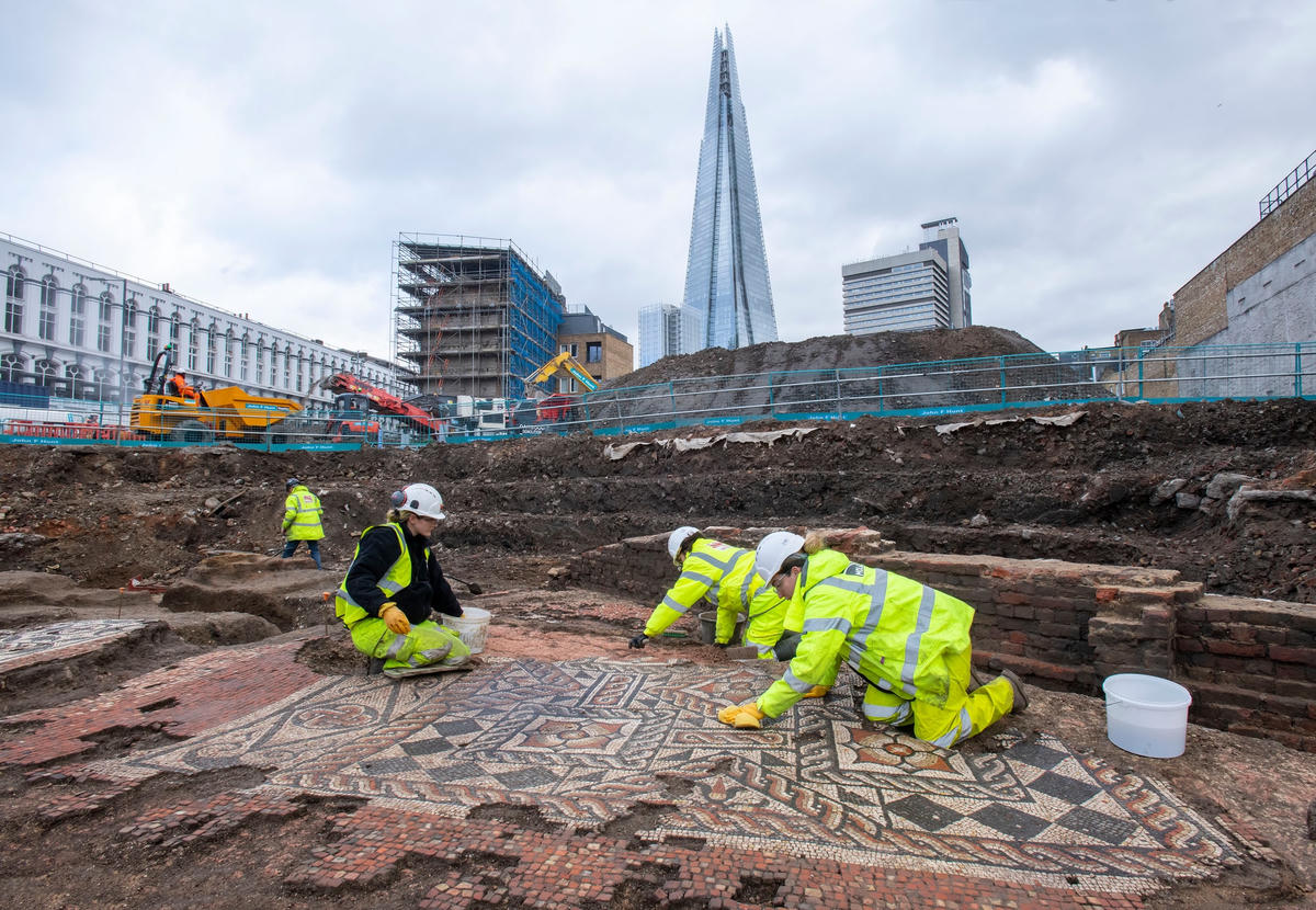 Bức tranh khảm được phát hiện gần Shard - tòa nhà cao nhất thủ đô London, Anh. Ảnh: CNN.