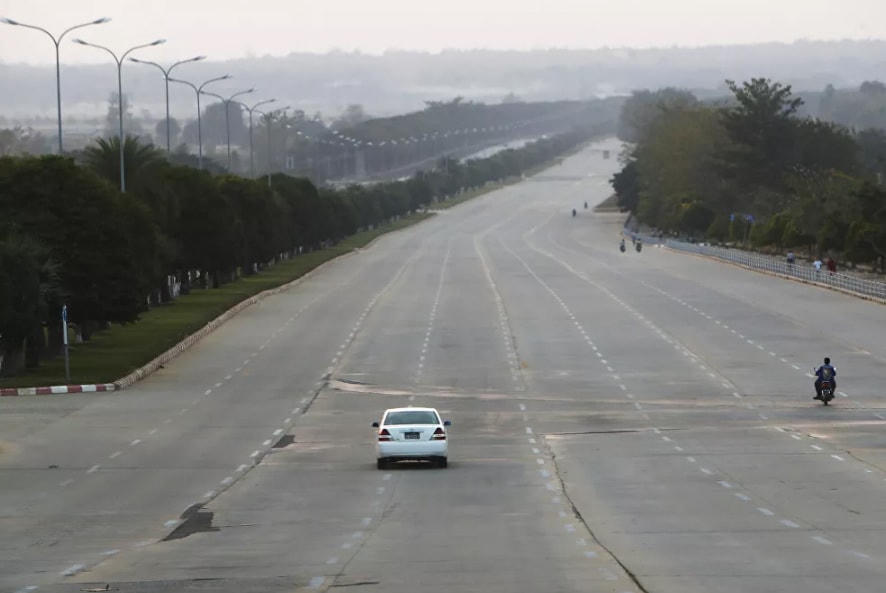 Lác đác các phương tiện di chuyển trên một con đường ở Naypyitaw, Myanmar, ngày 1/2/2021.