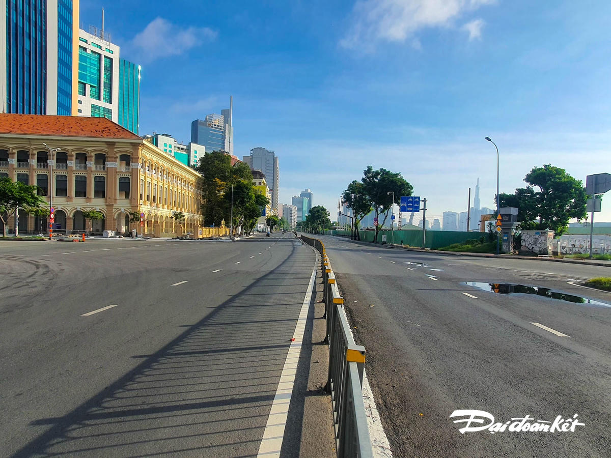 [ẢNH] TP HCM ngày đầu siết quy định ra đường: Dân tuân thủ, chốt nghiêm túc