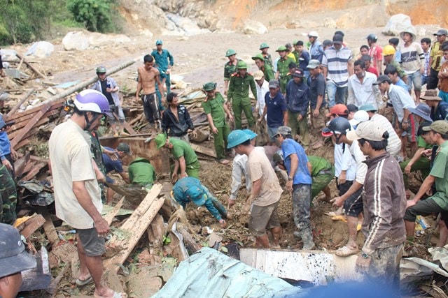Tìm kiếm người mất tích vụ sạt lở đất ở Trà Leng.
