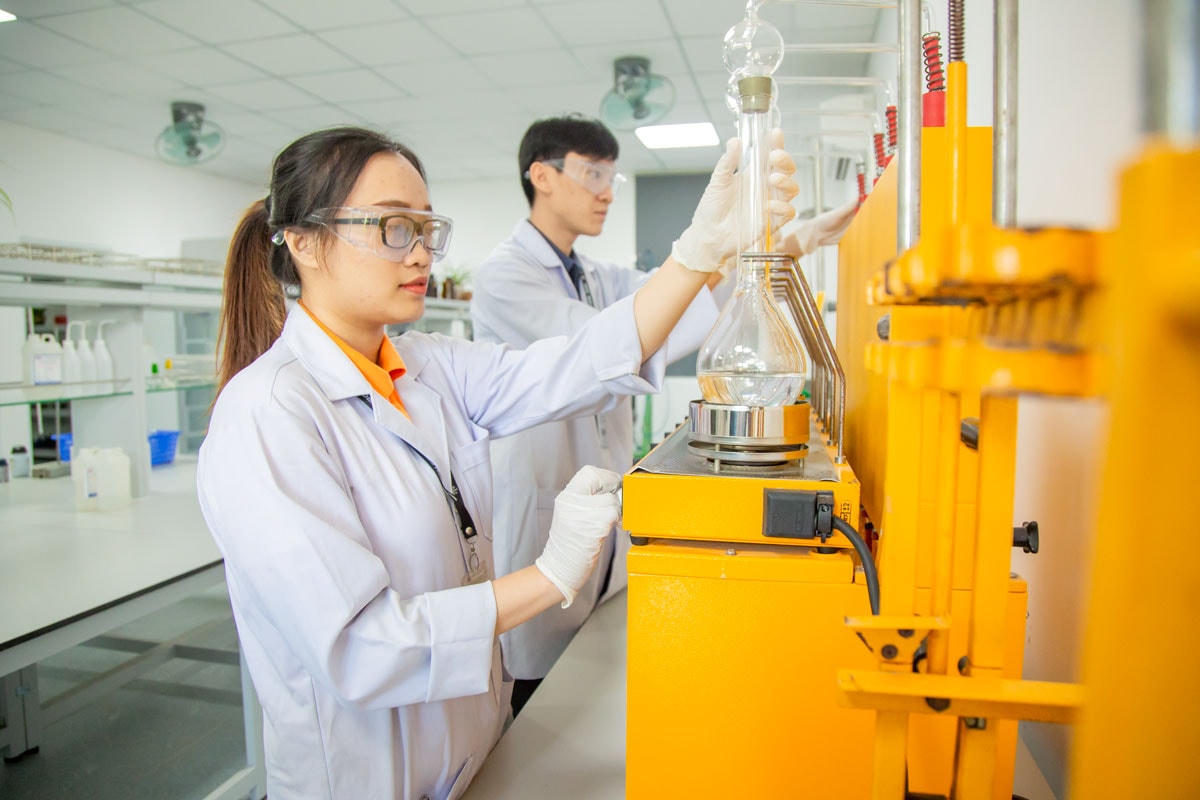 Phòng thí nghiệm của sinh viên ngành Môi trường & Công nghệ Sinh học của Trường Đại học Văn Lang. Ảnh: website nhà trường.