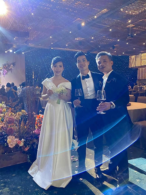 Vợ chồng Công Phượng chụp cùng bác sĩ Nguyễn Trọng Thuỷ tại tiệc cưới tối 16/11. Bác sĩ Thuỷ là người có nhiều kỷ niệm với tiền đạo người Nghệ An tại vòng chung kết U23 châu Á 2016 tại Qatar. Khi đó, Công Phượng dính chấn thương phải ở lại Qatar để điều trị trong gần một tuần. Trong khi các thành viên của U23 Việt Nam đã về nước, bác sĩ Thuỷ là người ở lại chăm sóc cho Công Phượng.  Ảnh: Nguyễn Trọng Thuỷ.