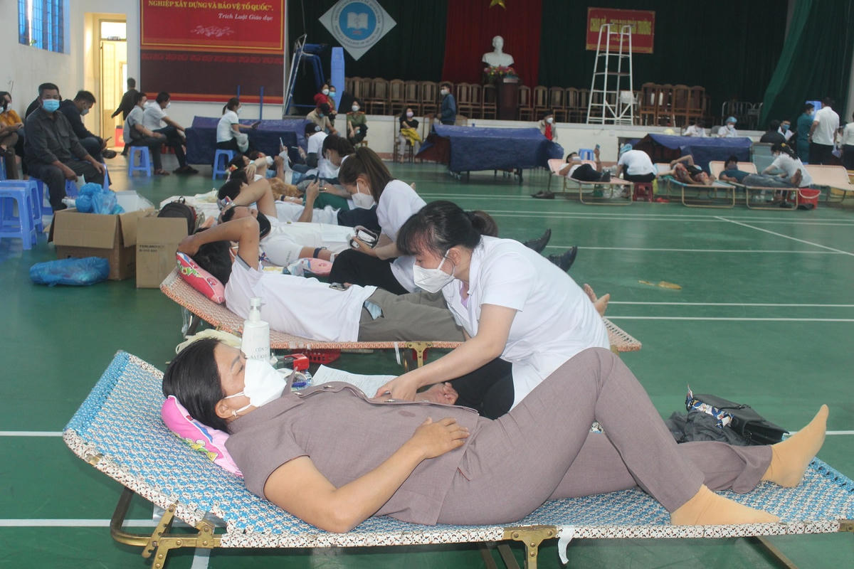 Rất đông người dân tham gia hiến máu đợt 1 năm 2022.
