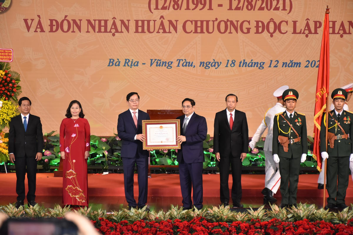 Thủ tướng Phạm Minh Chính trao Bằng Huân chương Độc lập hạng Nhất cho lãnh đạo tỉnh Bà Rịa - Vũng Tàu.