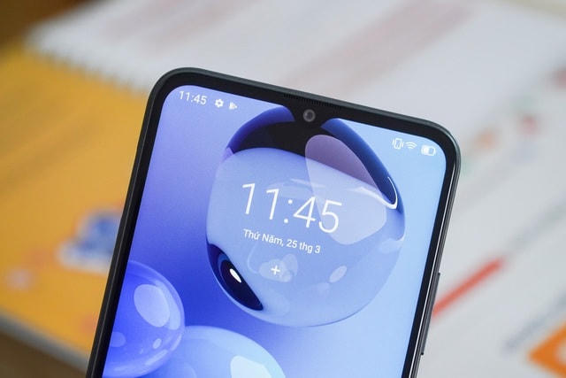 Vsmart Star 5 được trang bị màn hình giọt nước với kích thước 6,5 inch, độ phân giải HD+, tương tự nhiều đối thủ khác trong cùng phân khúc giá. Chất lượng hiển thị của màn hình này ở mức khá ổn trong tầm giá, màu sắc được tinh chỉnh theo xu hướng nịnh mắt. Tuy nhiên, phần viền xung quanh của máy vẫn còn khá dày.  