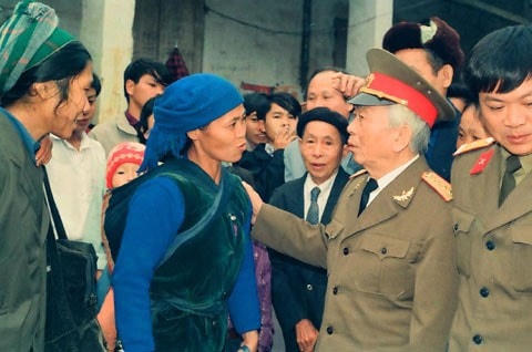 Đại tướng Võ Nguyên Giáp trò chuyện với người dân xã Tam Kim, huyện Nguyên Bình. Ảnh: Tư liệu.