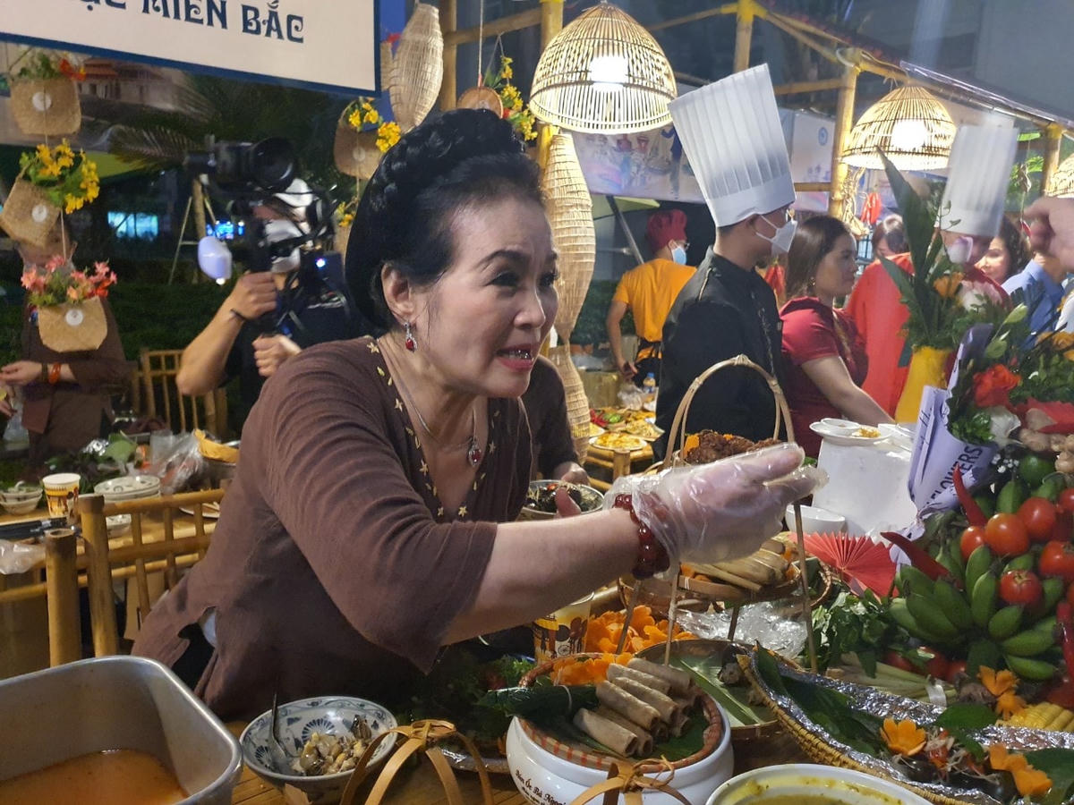 Nghệ nhân Nguyễn Thị Hiền (đến từ Hà Nội) giới thiệu về món ăn chế biến từ ốc. 