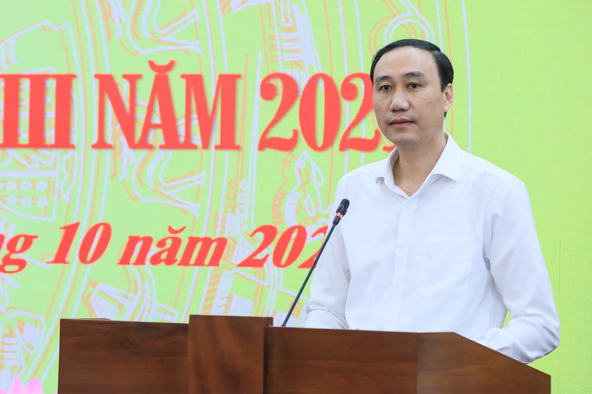 Phó Chủ tịch Phùng Khánh Tài báo cáo tình hình đời sống nhân dân trong đại dịch Covid-19 và một số nhiệm vụ trọng tâm công tác Mặt trận đến Tết Nguyên đán Nhâm Dần năm 2022.