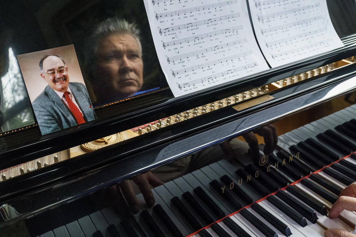 Một bức ảnh của Luật sư Neil ngồi trên cây đàn piano khi con trai của ông, Luật sư David, chơi trong nhà của ông ở Bellevue, Washington. Ảnh: AP.