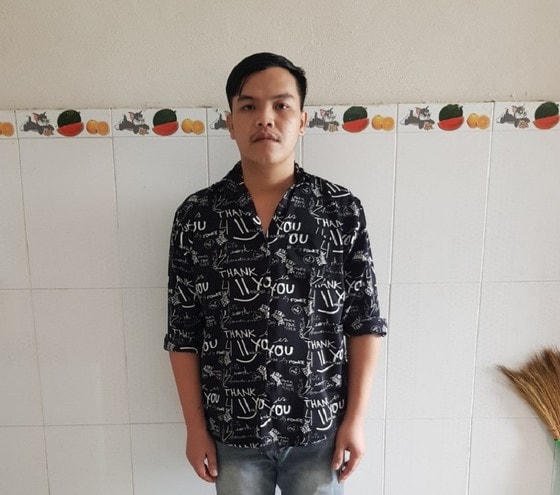 Đối tượng Văn Phú Hoàng tại cơ quan công an. Ảnh cung an cung cấp.