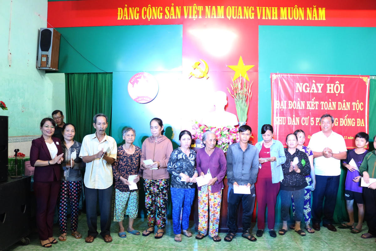 Bà Nguyễn Thị Phong Vũ, chủ tịch Ủy Ban MTTQ Việt Nam tỉnh Bình Định trao quà cho các hộ nghèo địa bàn khu phố 5, phường Đống Đa. 