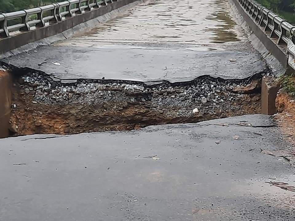 Nghệ An: Nhà ngập tới nóc, dân chạy lũ xuyên đêm