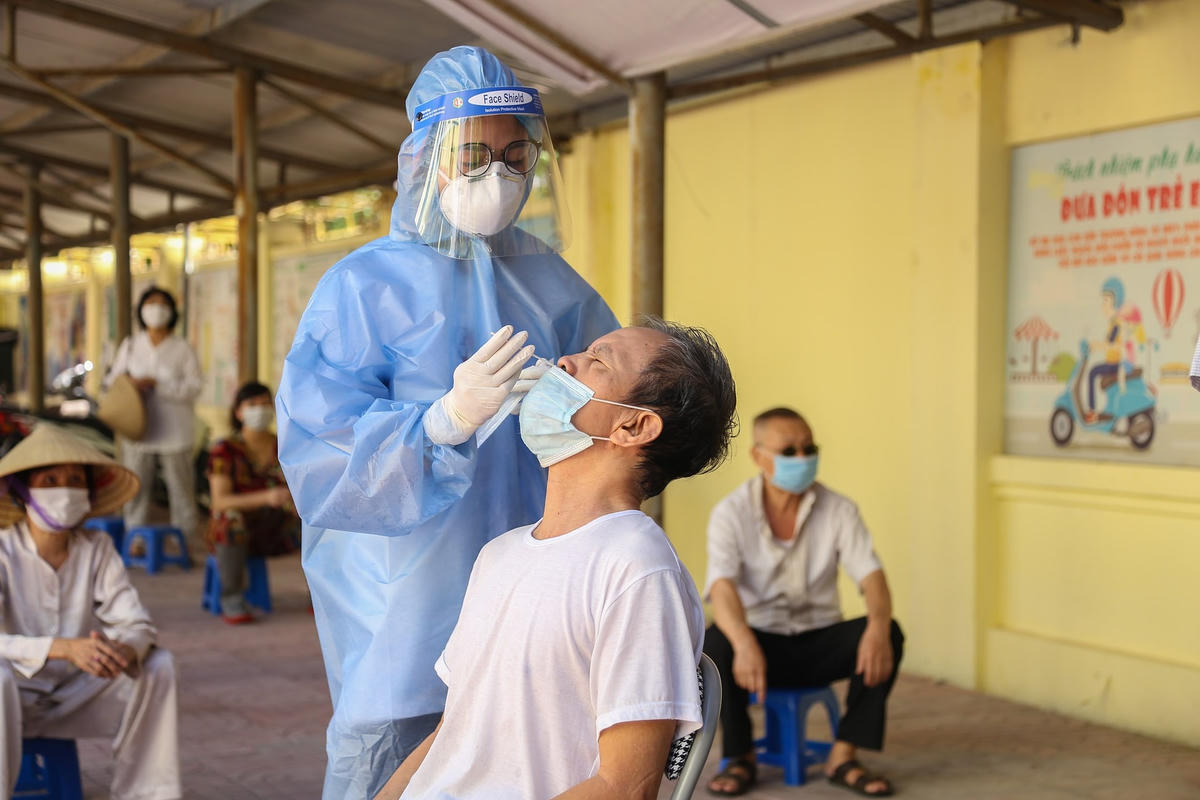 Nhiều cư dân tại đây cho biết, đây là lần xét nghiệm thứ 2 của họ trong một tuần qua. Các mẫu xét nghiệm này sẽ được gửi về CDC Hà Nội và thông báo cho người dân sau khi có kết quả.