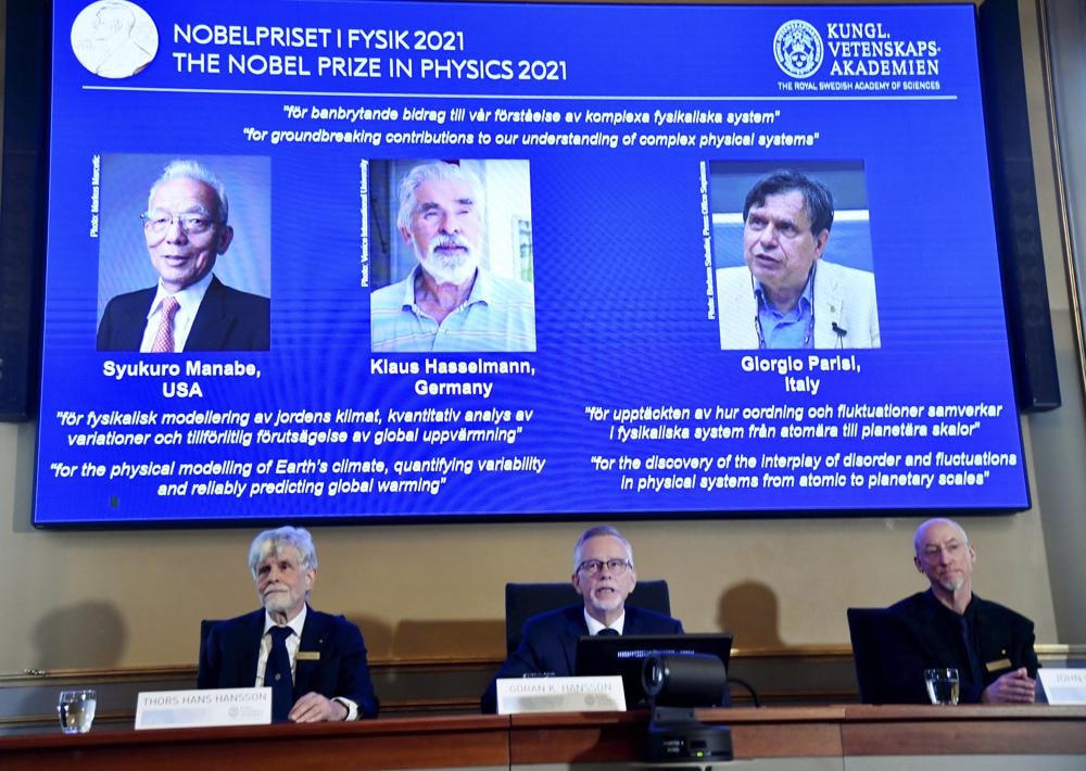 Ba nhà khoa học được vinh dự nhận giải Nobel Vật lý năm 2021 tại Thụy Điển. Ảnh: AP.