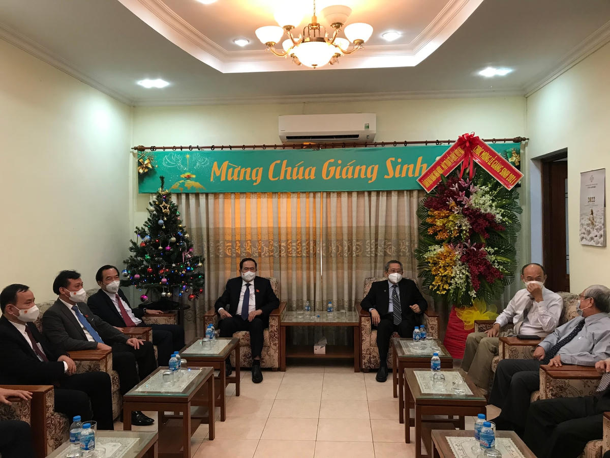 Các thành viên trong đoàn thăm và chúc mừng Giáng sinh tại Tổng liên hội Hội thánh Tin Lành Việt Nam (miền Nam).