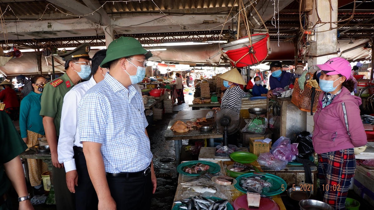 Chủ tịch UBND tỉnh Quảng Nam đi kiểm tra công tác phòng chống dịch.