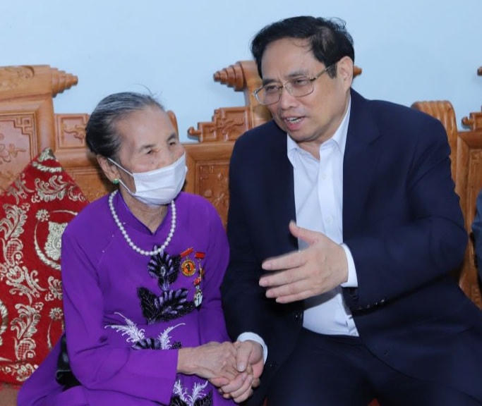 Thủ tướng Phạm Minh Chính thăm, chúc sức khoẻ Mẹ Việt Nam anh hùng Nguyễn Thị Thanh.