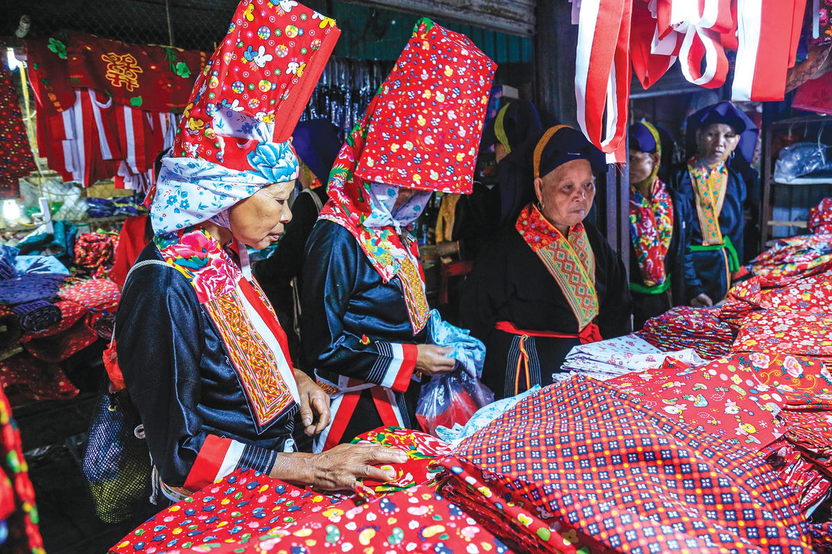 Mặt hàng vải để may trang phục được nhiều bà con quan tâm khi tới chợ phiên.