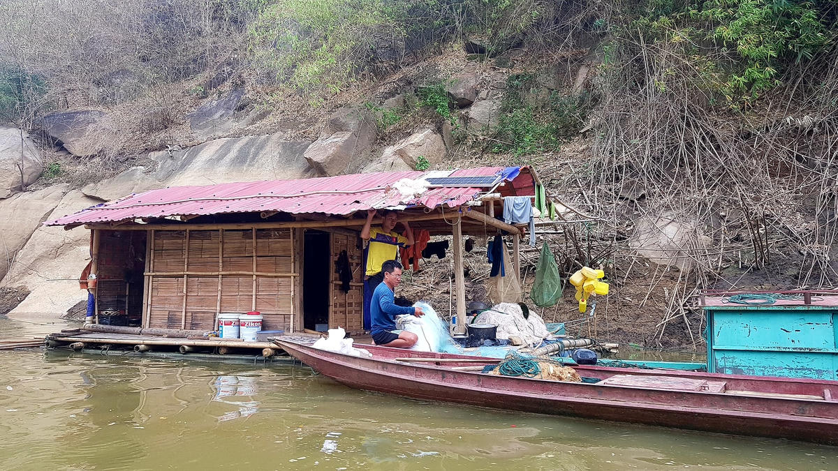 Ông Mùi Văn Hiên sống cảnh đời cô lẻ nơi lòng hồ Trung Sơn.