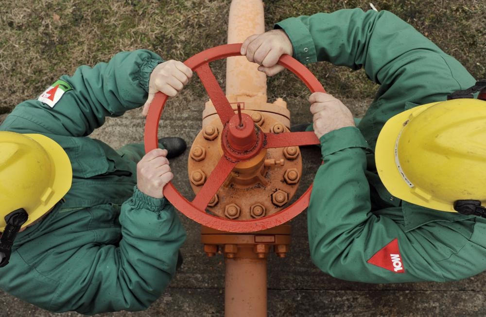 Các kỹ sư của FGSZ Ltd, công ty vận chuyển khí đốt tự nhiên của Hungary, vặn van một đường ống dẫn khí đốt chuyển tiếp khí đốt tự nhiên từ các cơ sở lưu trữ dưới lòng đất đến thủ đô của đất nước tại một trạm tiếp nhận khí đốt ở Vecses, Hungary.