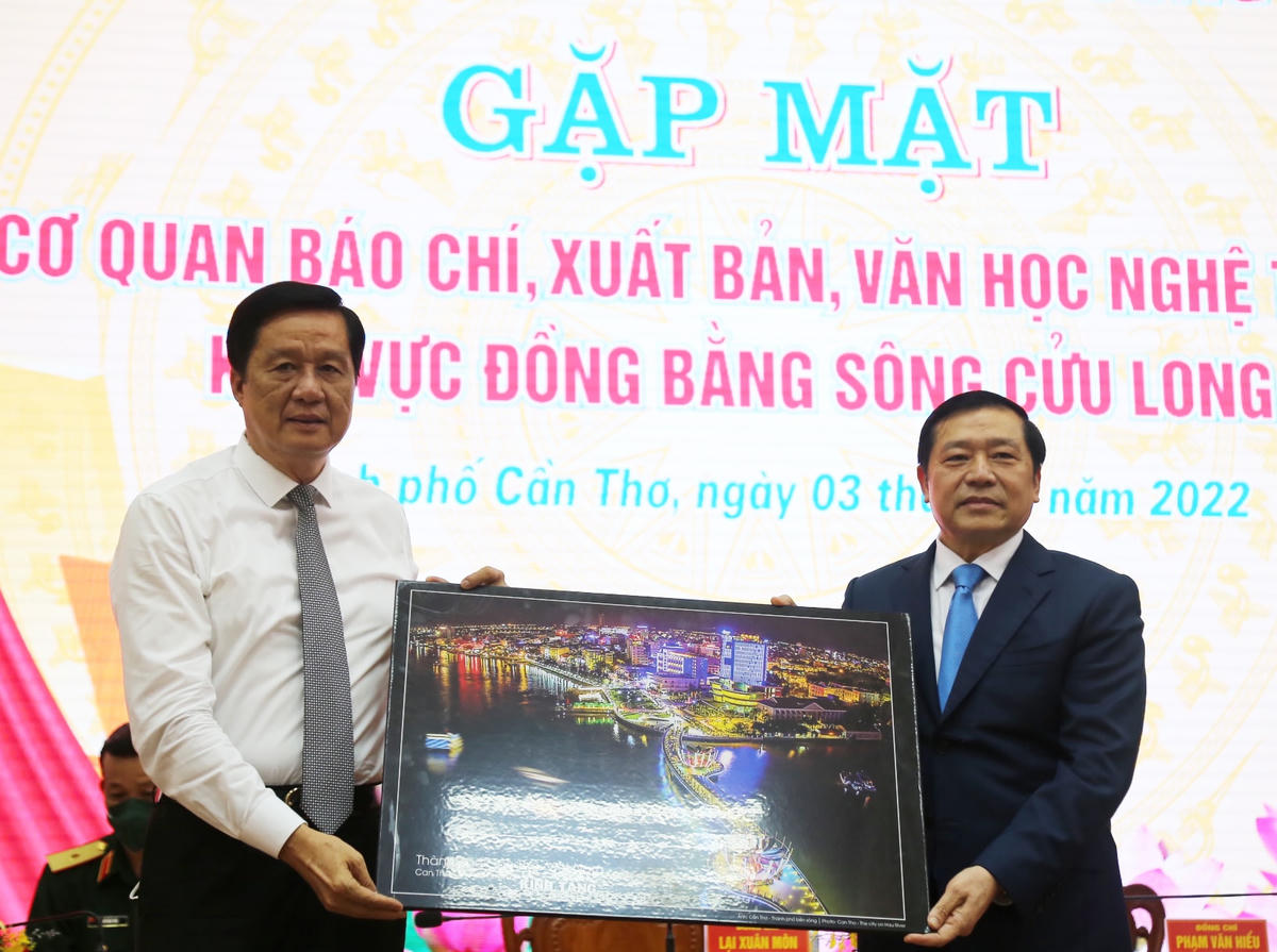 Ông Phạm Văn Hiểu, Phó Bí thư thường trực Thành uỷ, Chủ tịch HĐND TP Cần Thơ tặng quà Ban Tuyên giáo trung ương. 
