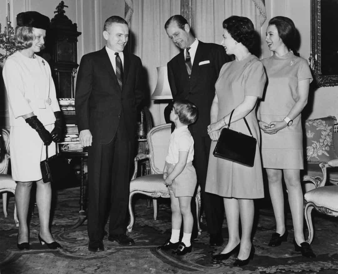 Phi hành gia kiêm chỉ huy sứ mệnh Apollo 8, Frank Borman, cùng với vợ Susan, Nữ hoàng, Hoàng tử Philip, Công chúa Anne và Hoàng tử Edward tại Cung điện Buckingham năm 1969.