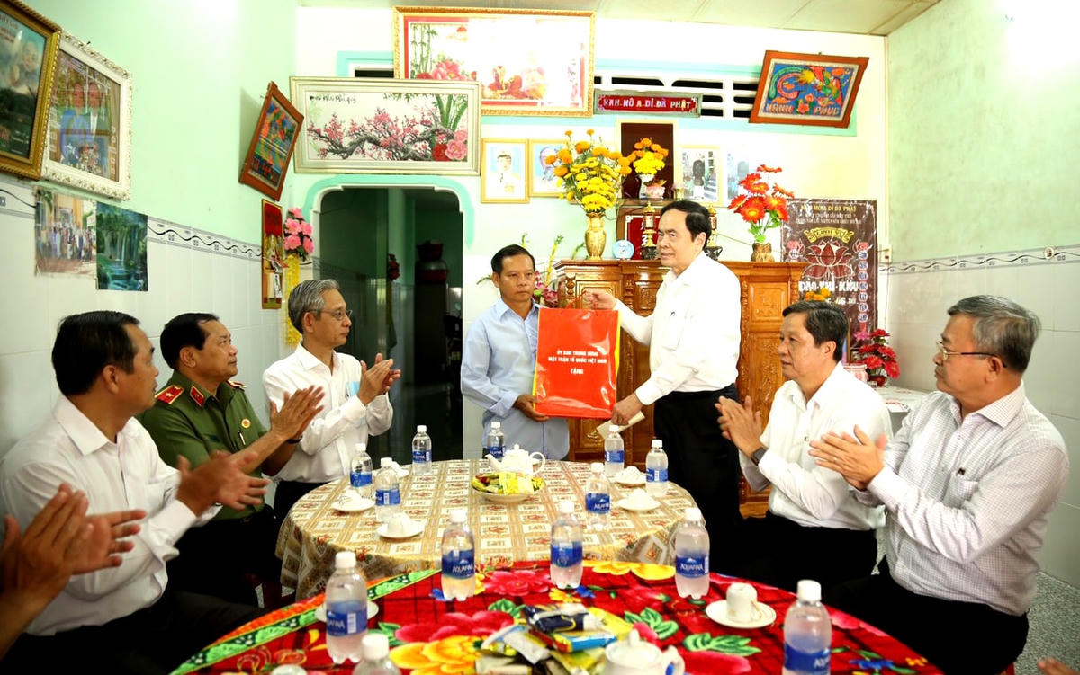 Chủ tịch Trần Thanh Mẫn đến tận gia đình chính sách tặng quà, chúc Tết.