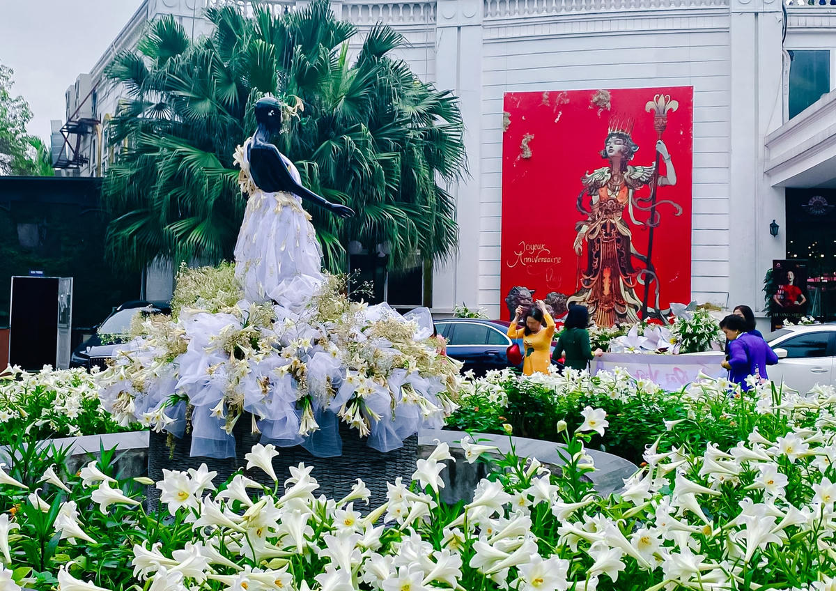 Bên cạnh hàng ngàn bông hoa loa kèn, điểm nhấn trong không gian trang trí chính là hình ảnh ma-nơ-canh mặc váy cưới trắng tinh khôi.