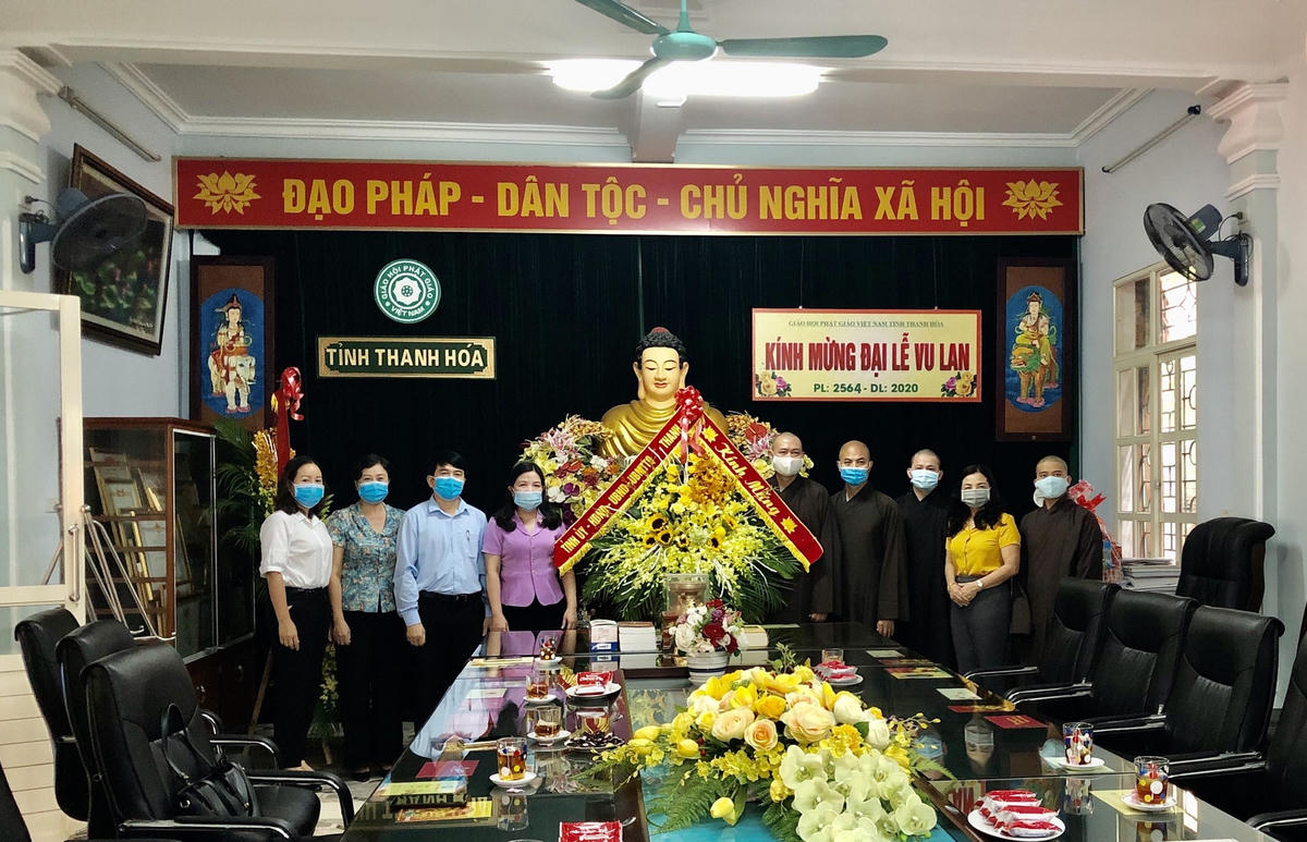 Chủ tịch Ủy ban MTTQ Việt Nam tỉnh Phạm Thị Thanh Thủy chúc mừng Ban Trị sự Giáo hội Phật giáo.