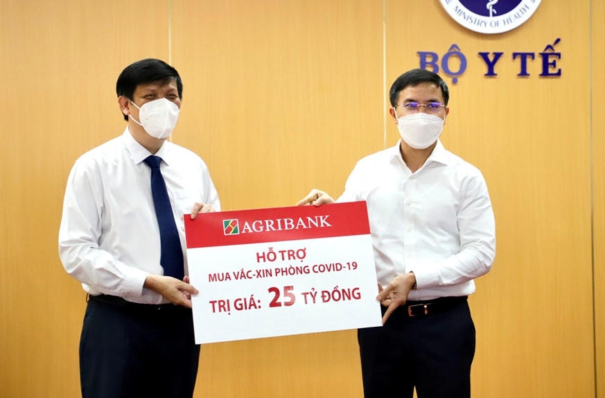 Đại diện Agribank, đ/c Phạm Đức Ấn – Bí thư Đảng ủy, Chủ tịch HĐTV Agribank trao 25 tỷ đồng hỗ trợ mua vắc xin phòng Covid-19.