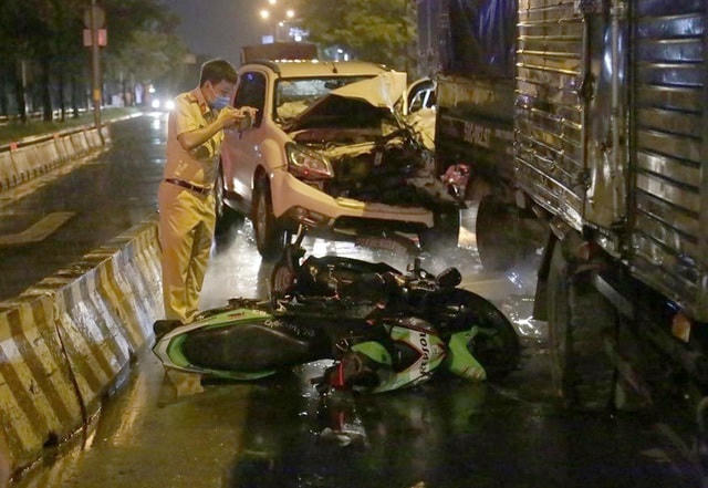 Ô tô 7 chỗ lao vào dòng phương tiện đang dừng đèn đỏ
