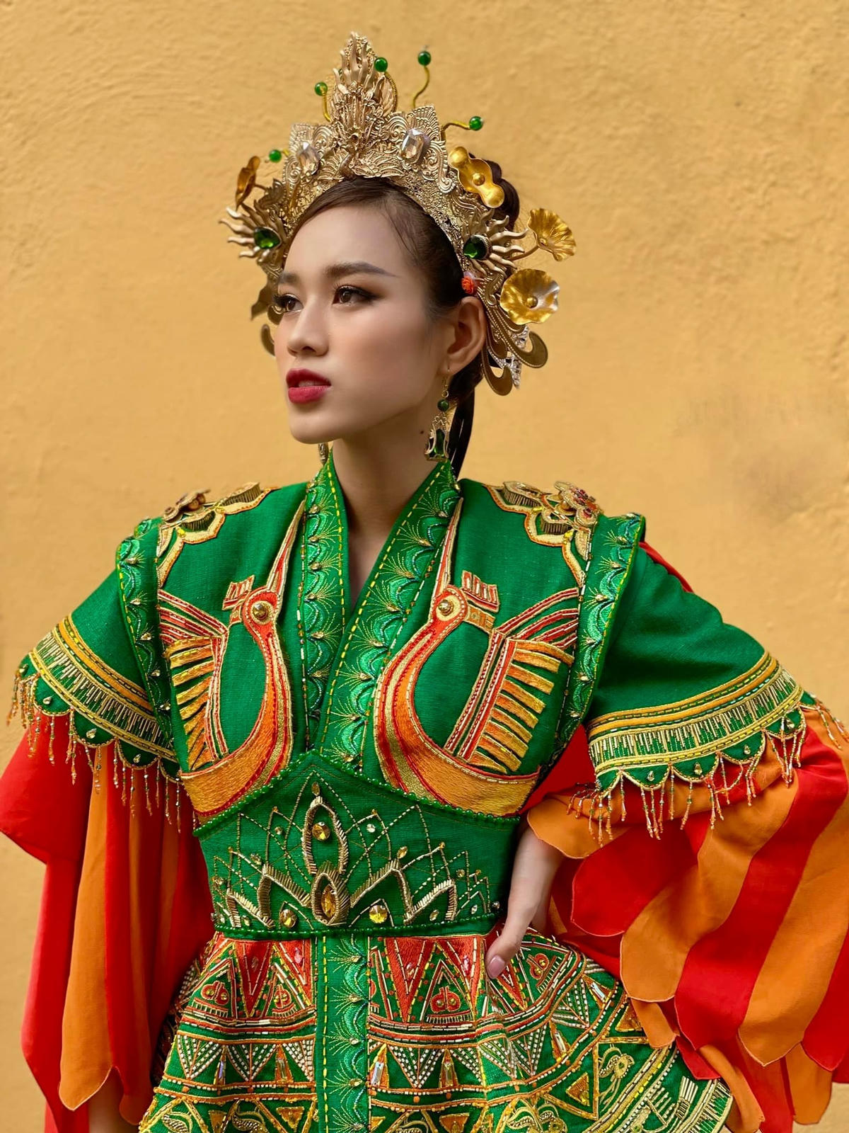 Trải qua vòng thi Head to Head Challenge, Đỗ Thị Hà và dàn thí sinh Miss World cùng diện trang phục dân tộc để quay tiết mục 'Dances of the World' - màn trình diễn điệu múa dân tộc của các quốc gia trên thế giới. 