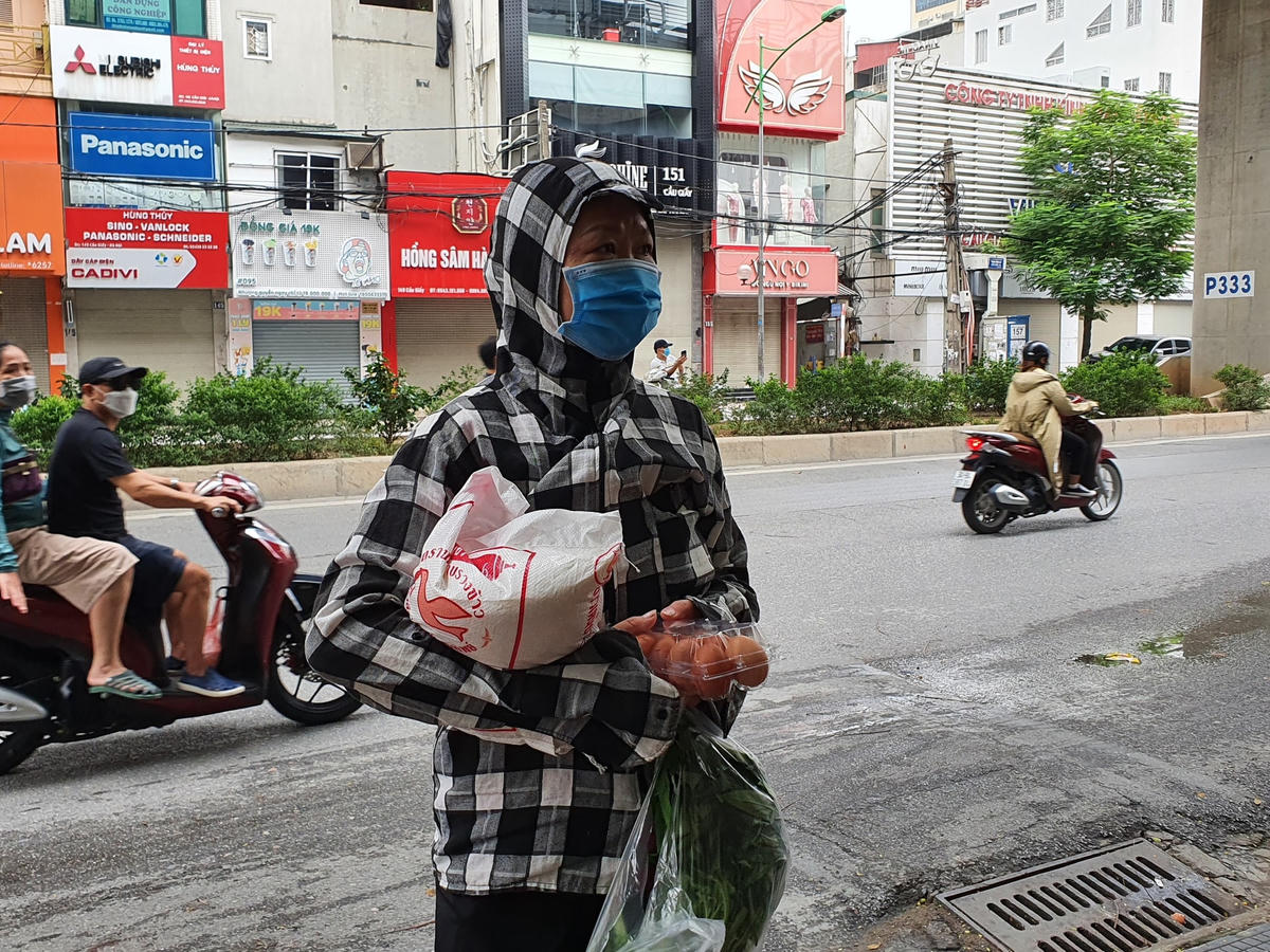 Cô Hương vui vẻ khi nhận được đồ hỗ trợ. Cô cho biết thêm, vì mấy tháng nay không có việc, lại phải nuôi người con tâm thần nên cuộc sống vô cùng khó khăn. 
