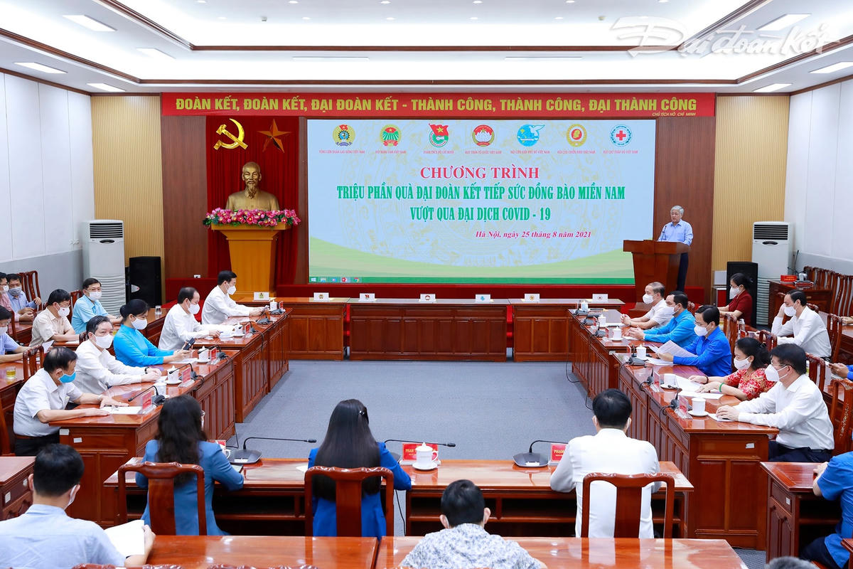 Quang cảnh lễ triển khai thực hiện Chương trình "Triệu phần quà đại đoàn kết tiếp sức đồng bào miền Nam vượt qua đại dịch Covid-19". Ảnh: Quang VInh.