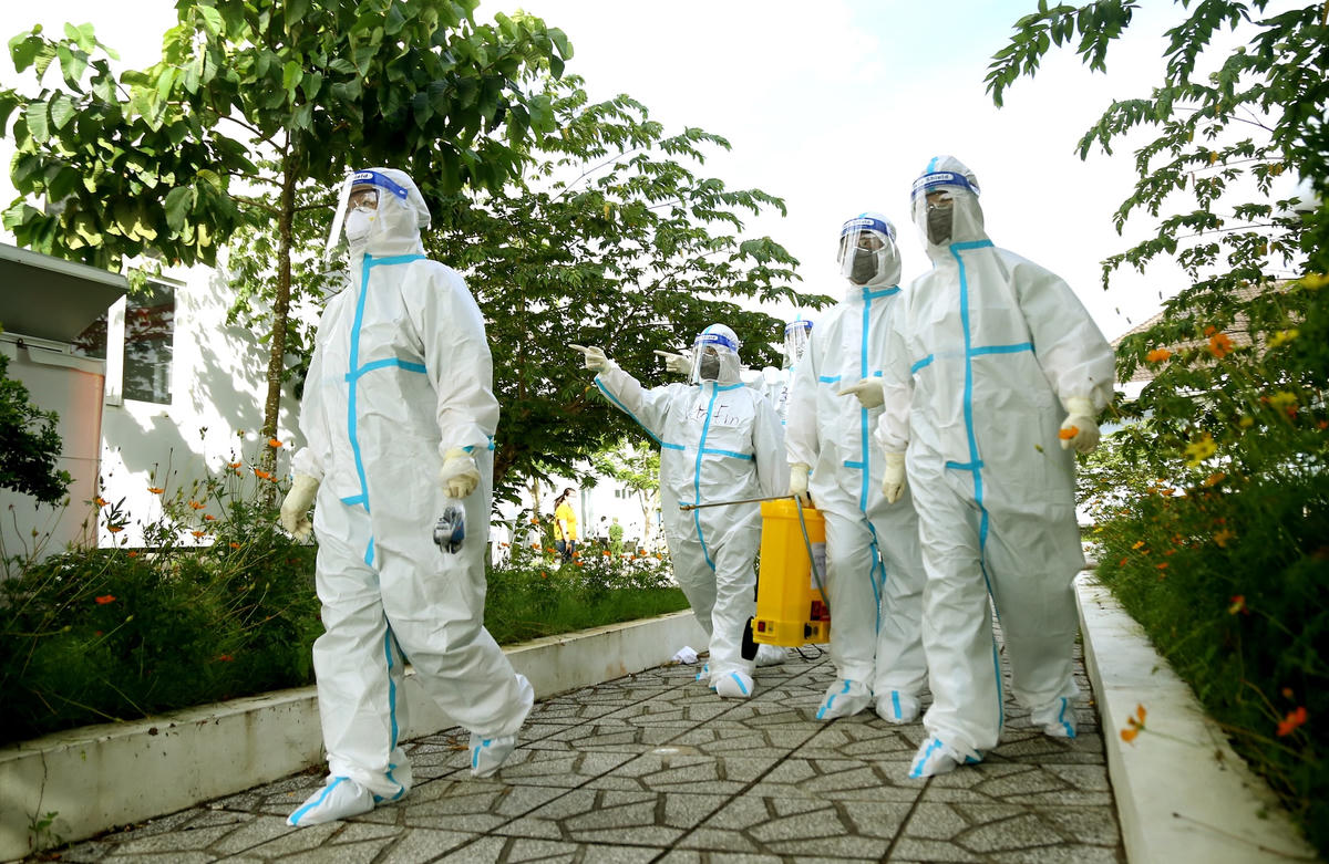 Ê kíp trực đầu tiên của Bệnh viện dã chiến số 1 bước vào khu cách ly, chuẩn bị đón nhận bệnh nhân. 