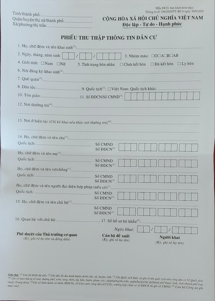 Người dân điền thông tin đầy đủ vào phiếu thu thập thông tin dân cư. Ảnh: Trung Lĩnh